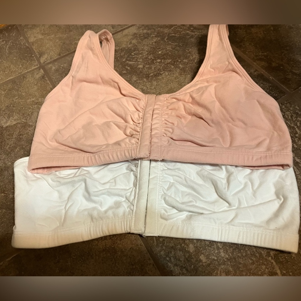 Two Fruit of the Loom front hook bras, 40 - Picture 2 of 8